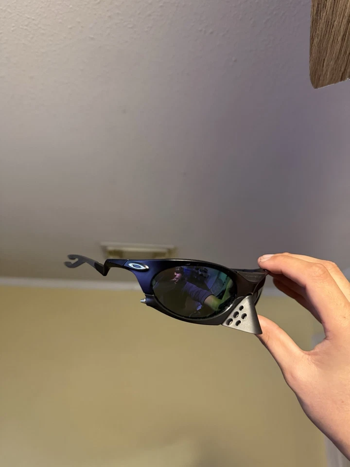 Gafas de sol Oakley negras plateadas y moradas sombras gafas Oakleys nuevas impecables Foto 2 de 2