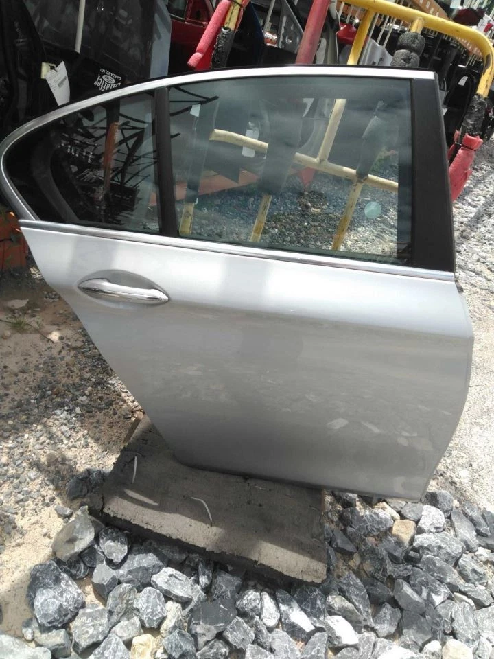 (LOCAL PICKUP ONLY) Passenger Rear Side Door Electric Green Tint Fits 11-16 BMW Foto 3 de 4