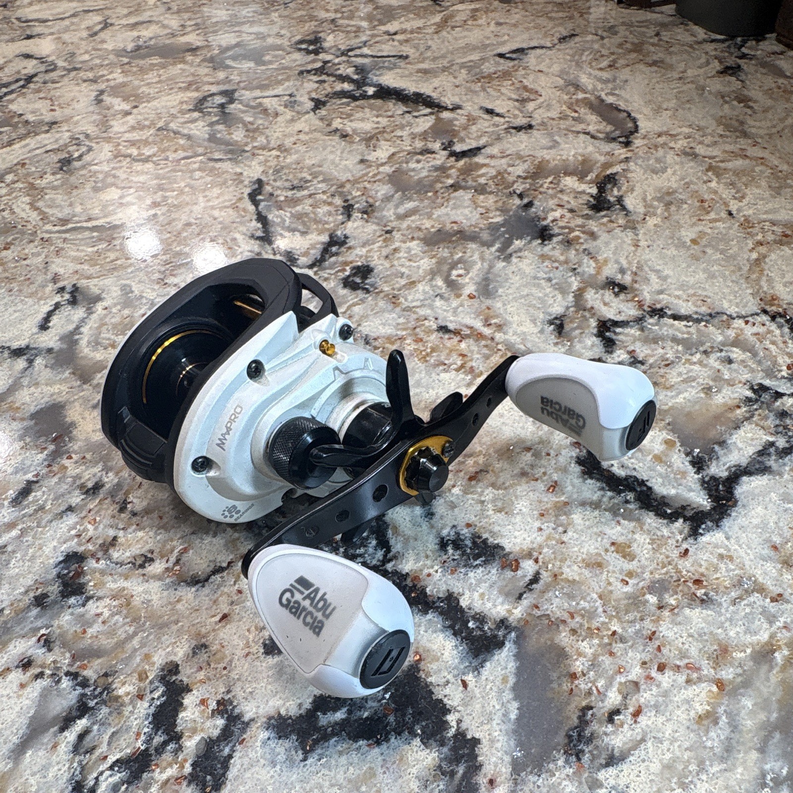 Abu Garcia Max Pro Low Profile Baitcast Reel 7.1:1 Right Hand 7BB White/Black