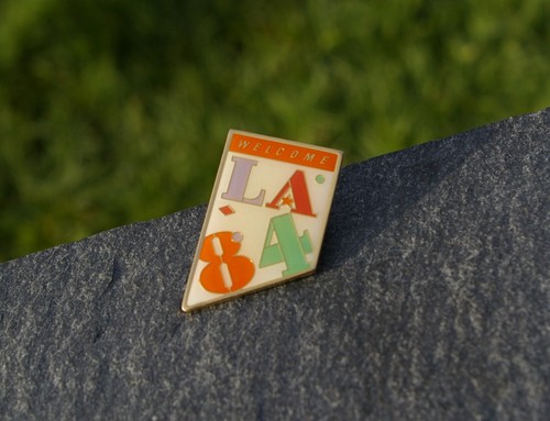 Valkommen LA 84 Welcome 1984 Olympics 1 1/4" Metal & Enamel Lapel Pin Pinback - Picture 3 of 5