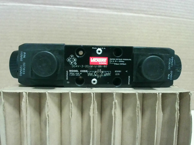 VICKERS - DG4V-3-2C-M-U-B6-60 SOLENOID VALVE:-New No Box img