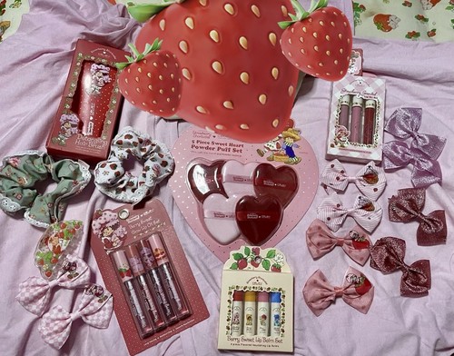 Strawberry Shortcake Celavi Beauty Large Lot Lip Balms Hair Brush Bows New - Afbeelding 1 van 11