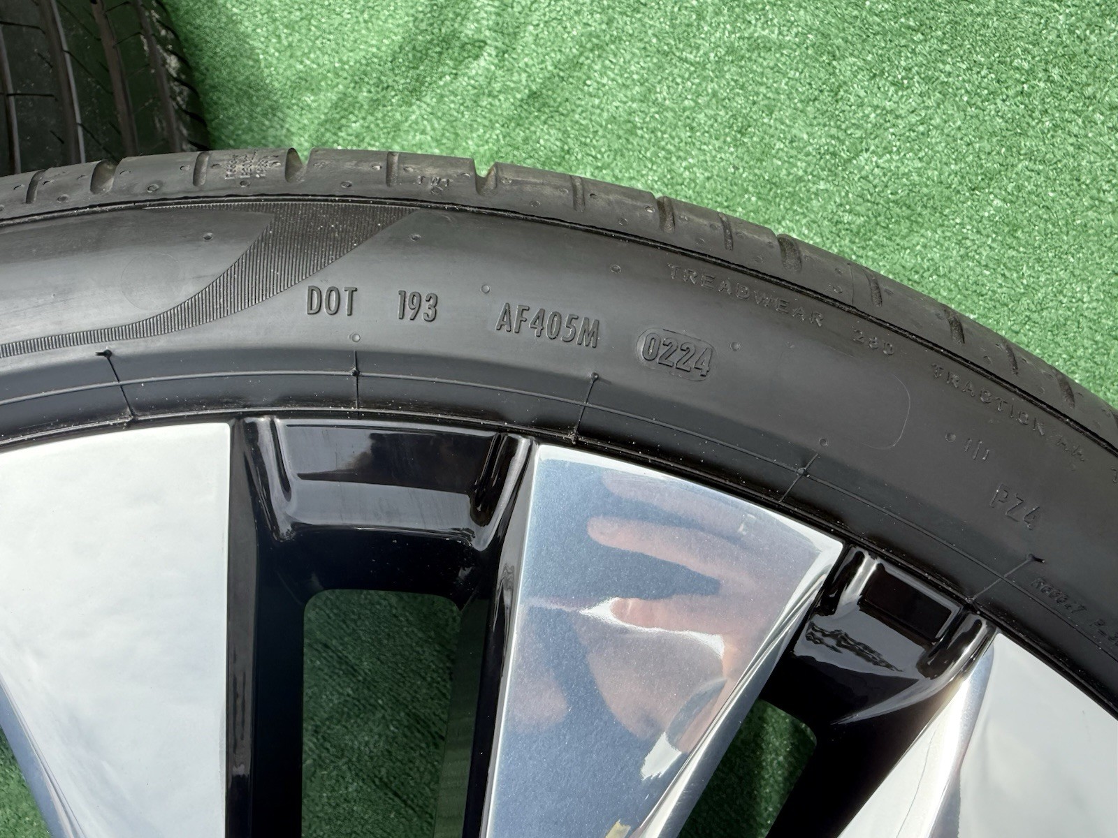Rolls-Royce Spectre 23” Wing Spoke Wheel & Tire Package – OEM
