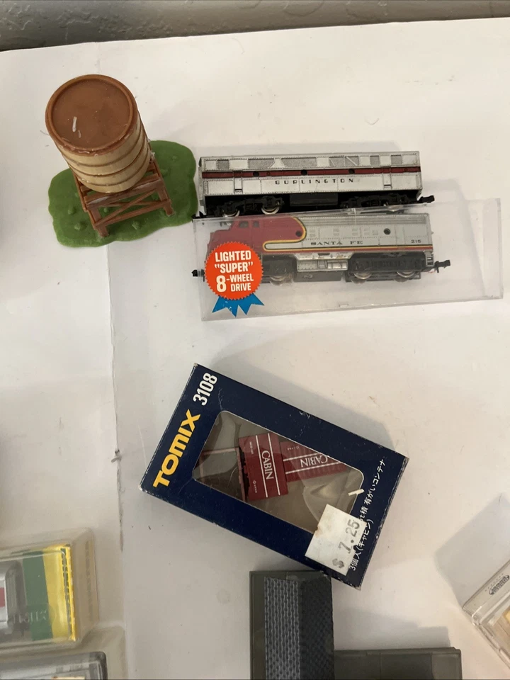 120+ Piezas ENORME LOTE DE ACCESORIOS DE TREN USADOS NUEVOS ESCALA "N" 167 Piezas Bachmann Foto 4 de 4