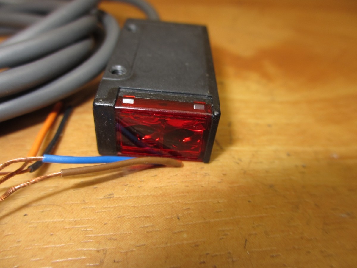 Omron E3S-AT21-D *NEW* Photoelectric Switch Sensor **USA SELLER 