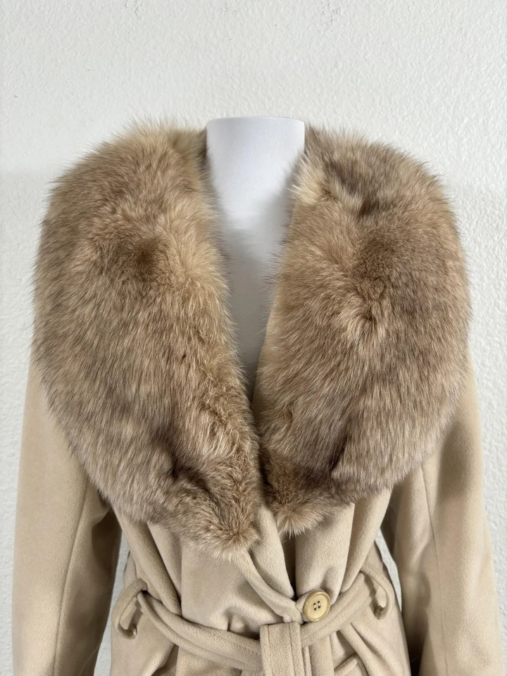 Abrigo vintage Alorna para mujer mediano camel con cinturón chal envolvente cuello de piel hecho en EE. UU. Foto 3 de 4