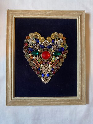 Schmuck Handarbeit Herz auf Samt gerahmt