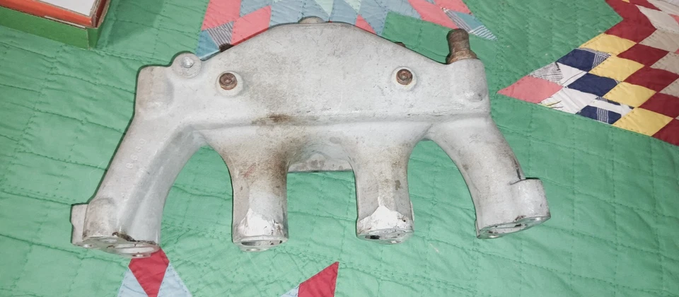 OFFENHAUSER COLECTOR DE ADMISIÓN DE DOBLE PUERTO para VEGA y CUERPO H 4 CIL 140 CU EN MOTOR Foto 4 de 4