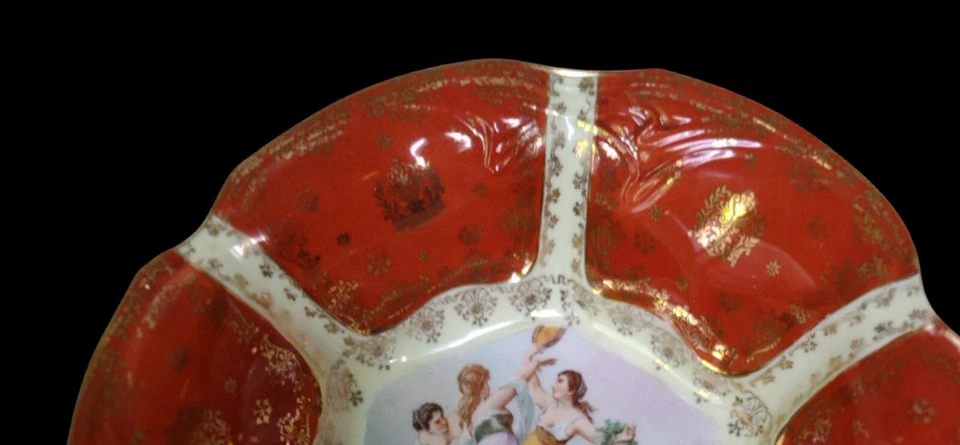 Cuenco ilustrado vintage con adornos dorados Foto 3 de 4