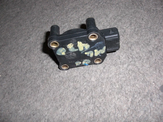 Mercedes-Benz W163 ML430 1998-2003 SENSOR DE PRESIÓN DE COMBUSTIBLE EN EL CUELLO DE LLENADO Foto 2 de 3