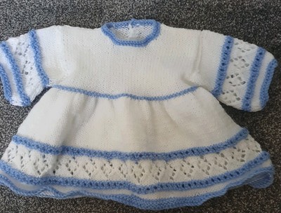 Neues handgestricktes Baby Mädchen Kleid 9-12 Monate blau und weiß