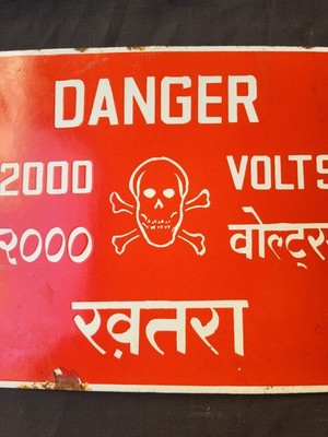 Vintage Original Rotes Porzellan-Emailleschild DANGER 22000 KHATRA 1960