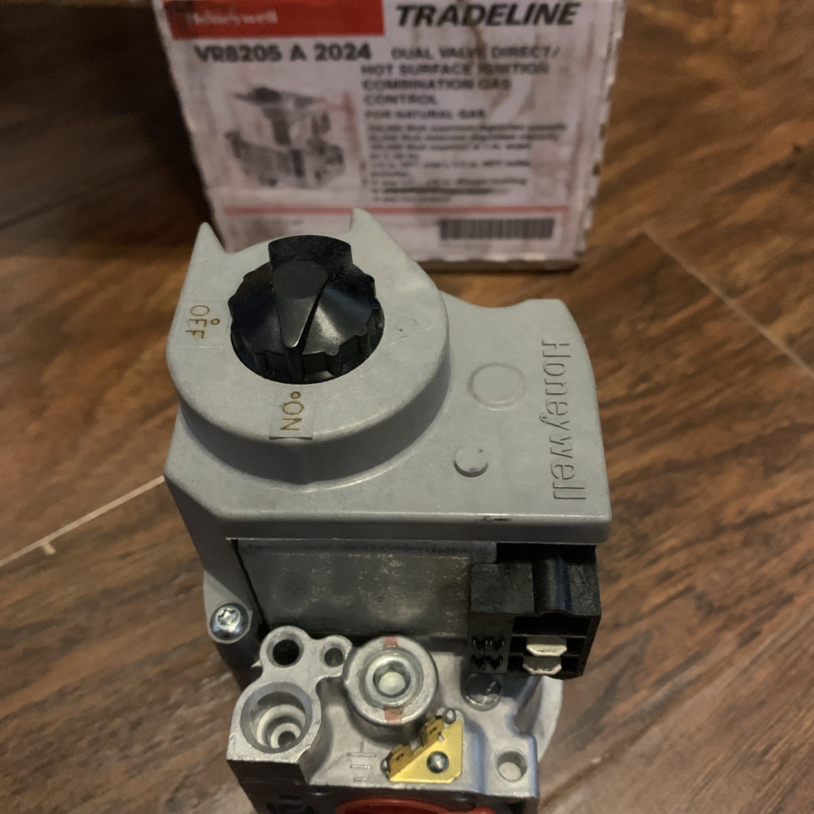 HONEYWELL VR8205A2024 - 24V Dual Valve - Direct/ Hot Surface Ignition - Nat Gas