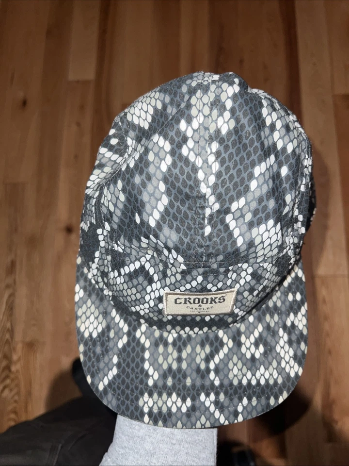 Auténtico sombrero de campamento de piel de serpiente de ladrones y castillos - raro Foto 3 de 4