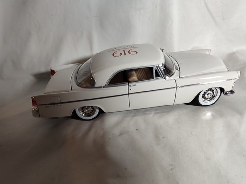Maisto 1956 Chrysler 300B, White, 1/18 - Picture 10 of 15