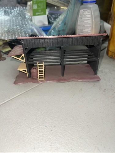 Cobertizo de madera Lionel 81629 escala O construido | Condition: Used