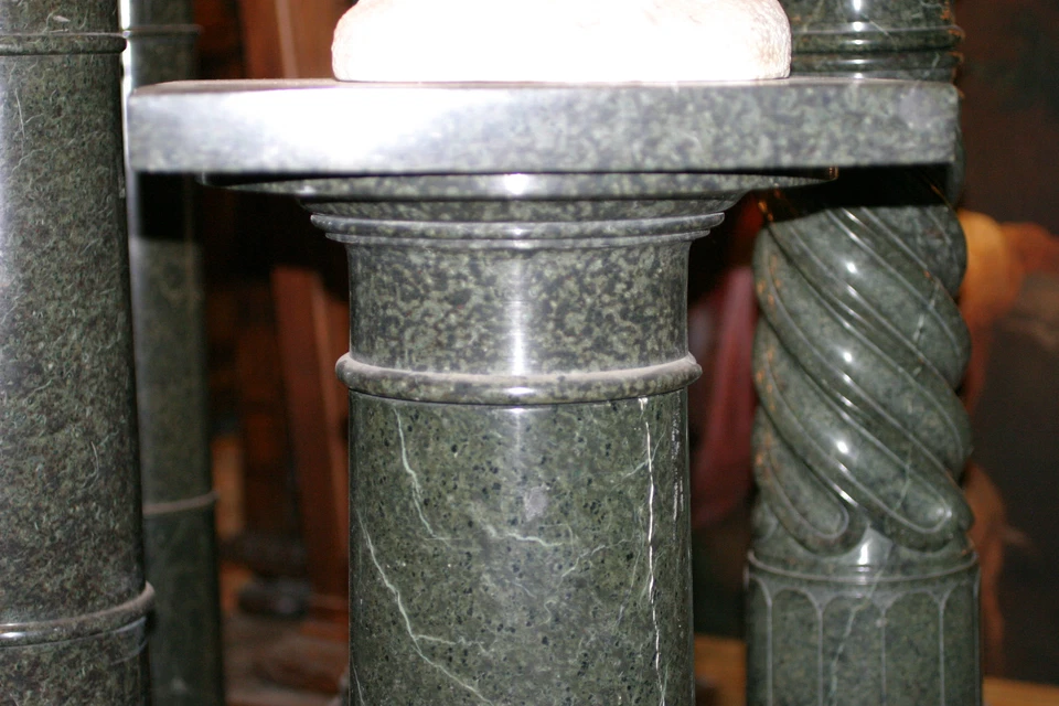 COLUMNA PEDESTAL TALLADA A MANO GRANITO VERDE ANTIGUO SIGLO XIX   Foto 3 de 3