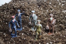 LINCOLN LOGS 5PCS LEAD TOY METAL CITY PEOPLE TRAIN PORTER CONDUCTOR 1930s