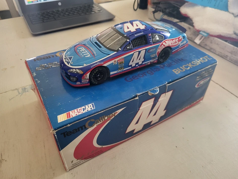 2001 Buckshot Jones 1:24 Petty Four Generations Dodge Ram / TeamCaliber Owners - Image 4 of 4