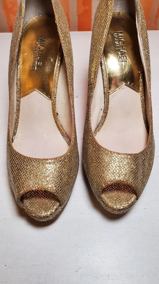 Salto plataforma Michael Kors dourado glitter peep toe tamanho 8 - Imagem 3 de 4