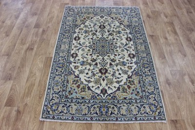 FEINER HANDGEKNÜPFTER KESHAN WOLLTEPPICH MIT FEINEM FLORALEM DESIGN 155 x 103 CM