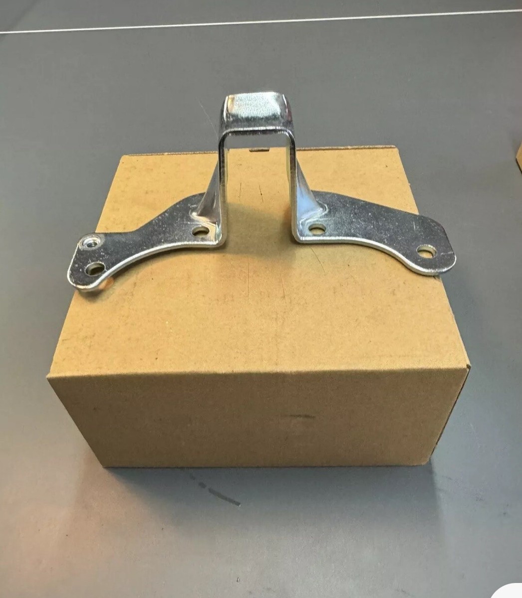 Harley Davidson マフラー ステーブラケット　2005 FXSTS Harley Davidson 85-06 Touring OEM Brand New Rear Exhaust Bracket