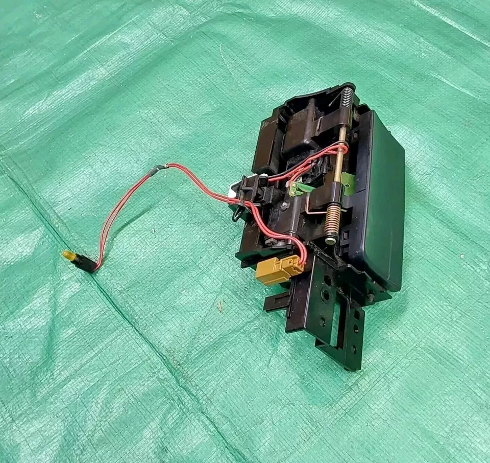 2003-2004英菲尼迪G35轿跑车中心控制台烟灰缸烟灰缸 — 第 2/4 张图片