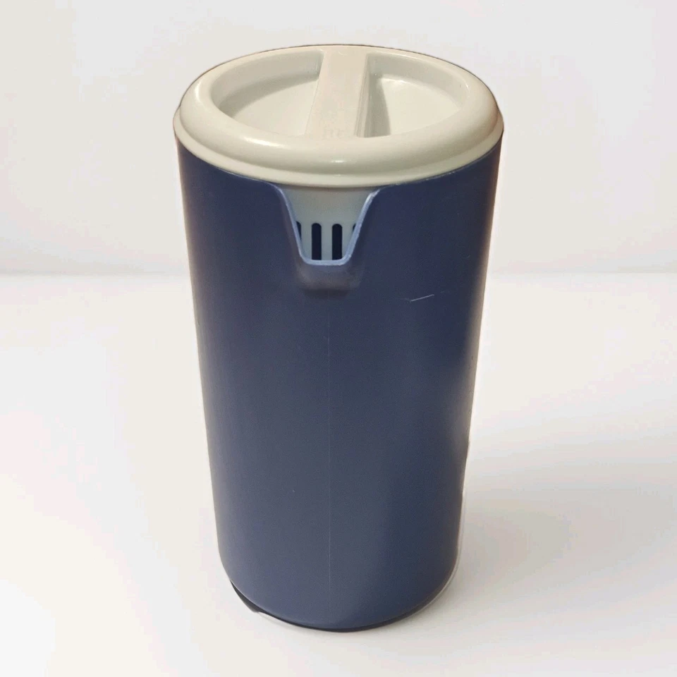 VTG Rubbermaid Pitcher 2 1/4 Quart  J-2445 & Lid J-2440 Blue & White - Image 2 of 4