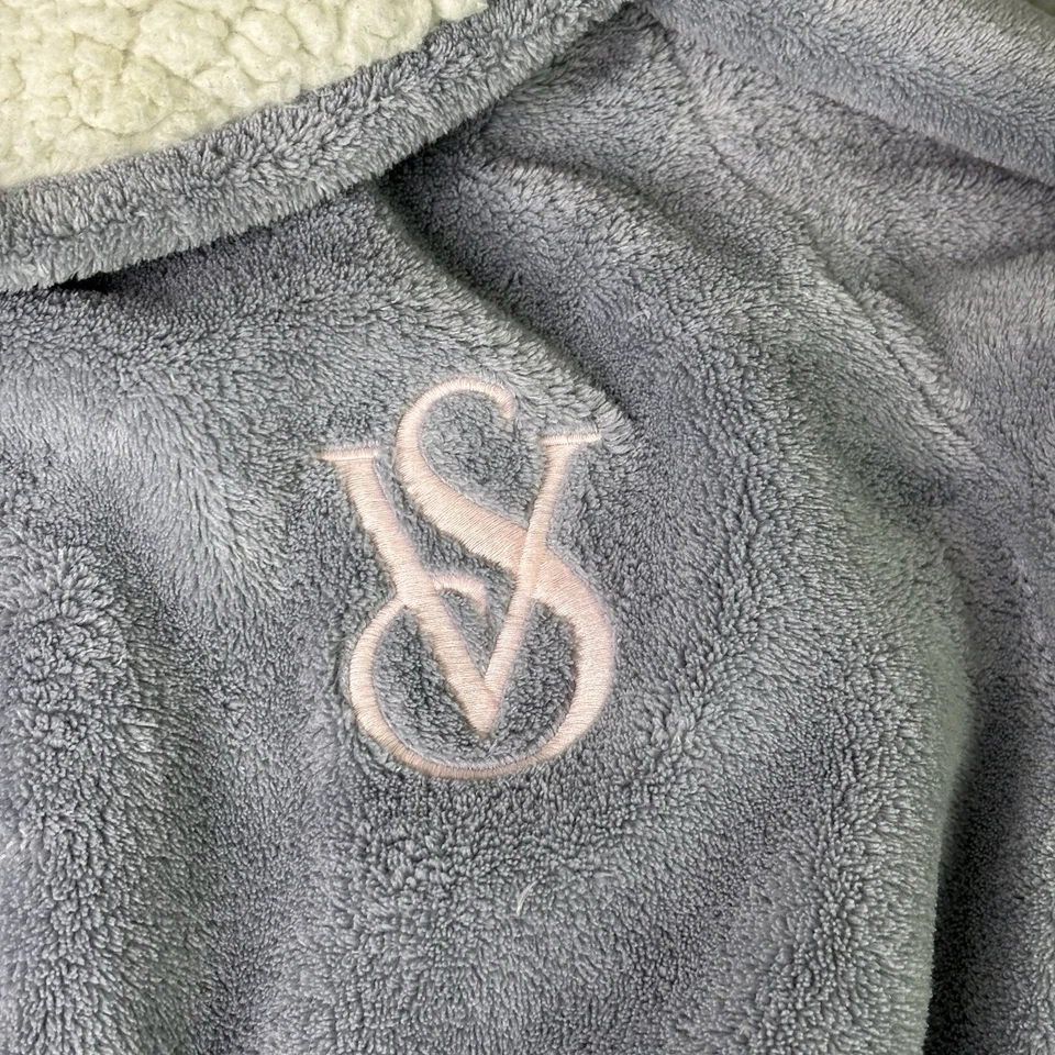 Bata polar con capucha gris Victoria’s Secret para mujer talla pequeña con capucha forrada de sherpa Foto 3 de 4
