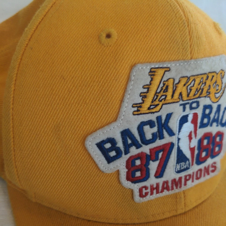 湖人队 x Mitchell & Ness Snapback 背靠背 87-88 NBA 冠军罕见金色  — 第 2/4 张图片