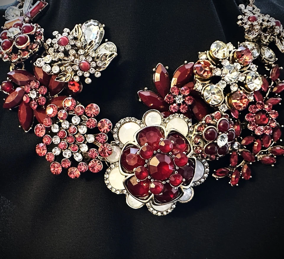 Requintado Colar Declaração de Flor de Strass em Vermelho Rubi, Borgonha e Opala - Imagem 3 de 4