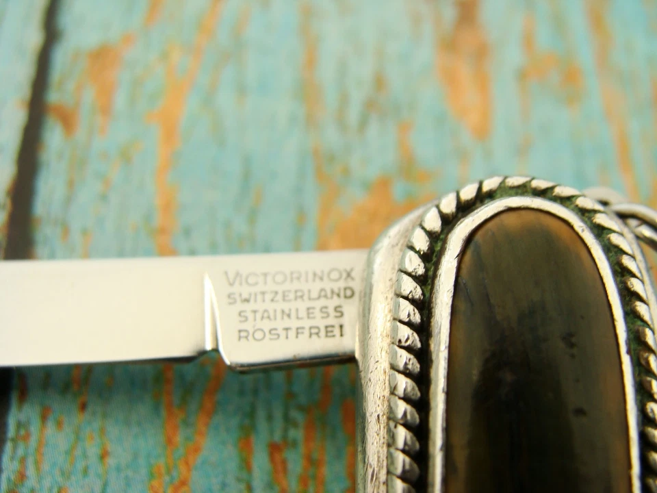 NAVAJA DE BOLSILLO VICTORINOX CLÁSICA PLATEADA MASTODONTE EJÉRCITO SUIZO PERSONALIZADA Foto 4 de 4