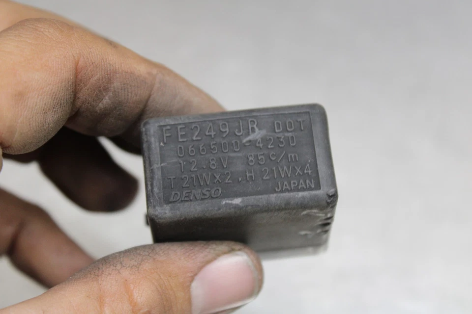 00-03 SUZUKI GSXR750 RELAY ASSEMBLY BOX 31800-35F00 FLASHER TURN FUEL PUMP Foto 3 de 4