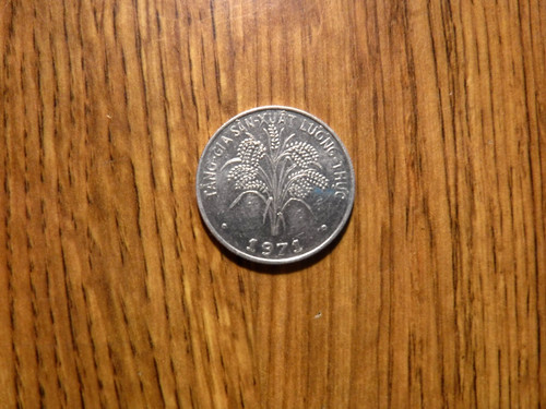 VIETNAM 1 DONG 1974 COIN (236)