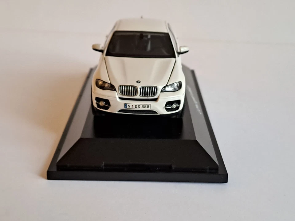  Schuco 1/43 Art-Nr.07213 BMW X6, " Concept White "  - Immagine 2 di 4