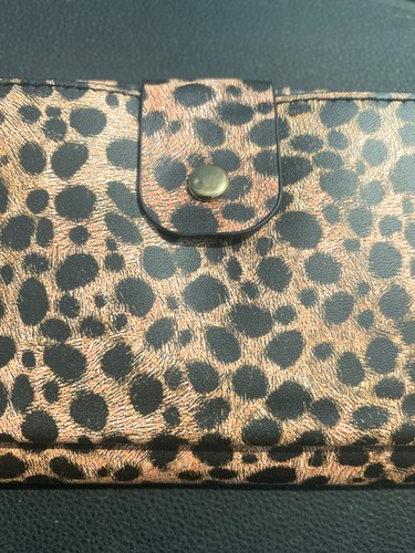 Cartera universal con estampado de guepardo con correa para muñeca y área de almacenamiento con cremallera - Imagen 2 de 5