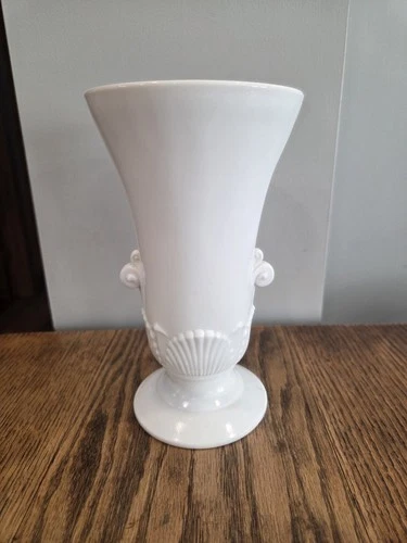 Vintage Anchor Hocking Fire King Vitrock Milk Glass Scallop Seashell  Vase.