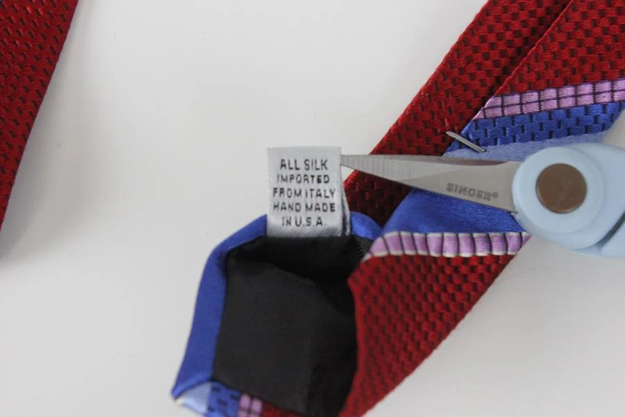 Corbata de seda platino XMI. Rojo con rayas azules, blancas y moradas. Foto 4 de 4