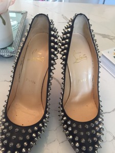 Christian Louboutin lançam sapatos com salto flutuante