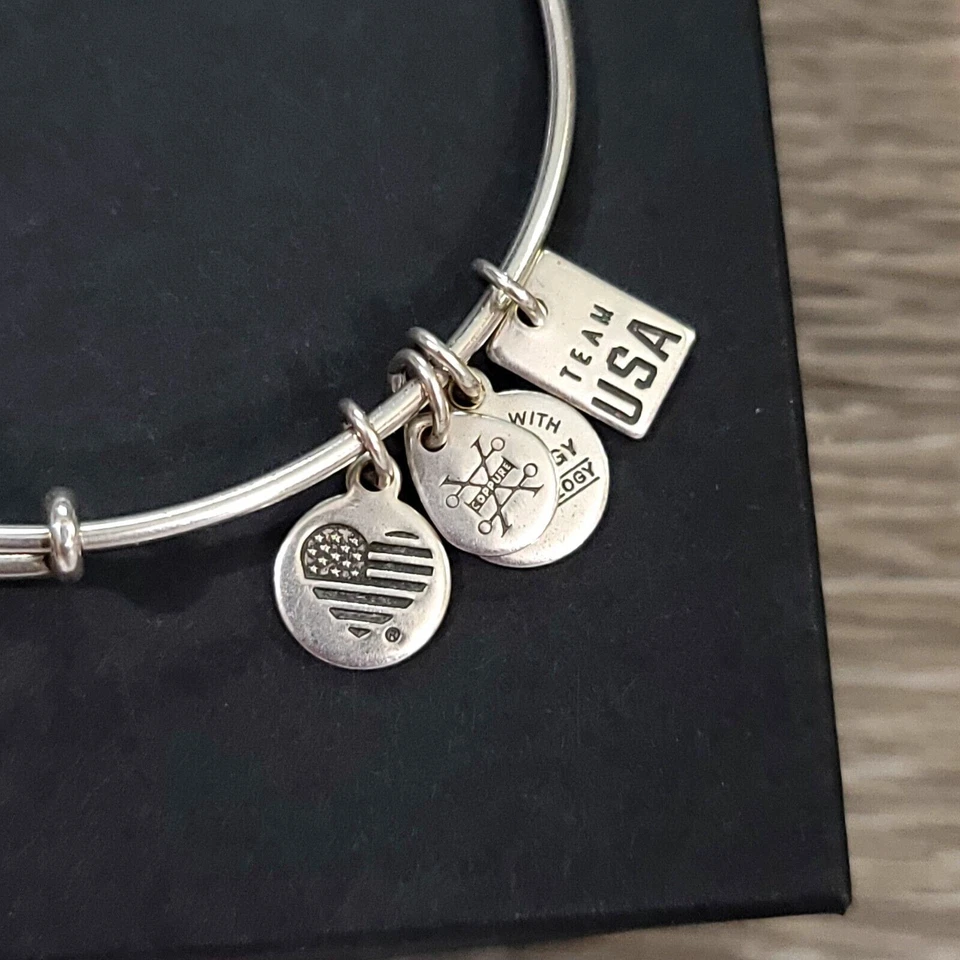 Pulsera con dije de hockey sobre hielo Alex and Ani Foto 4 de 4