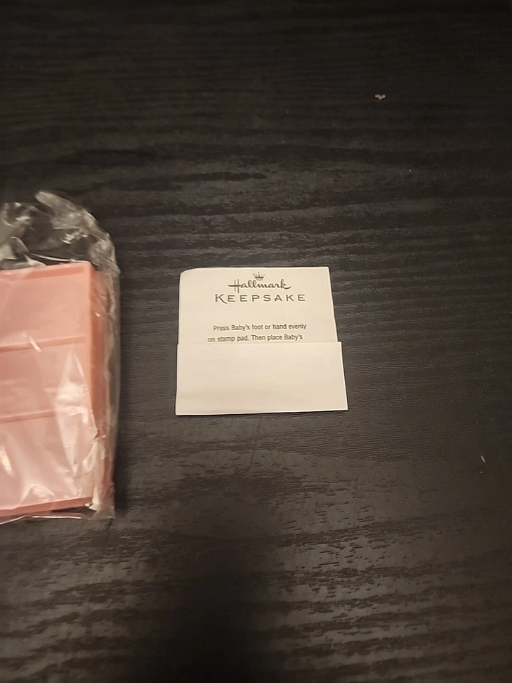 Hallmark 纪念框女宝宝脚印开口盒 6 x 6.5 — 第 4/4 张图片