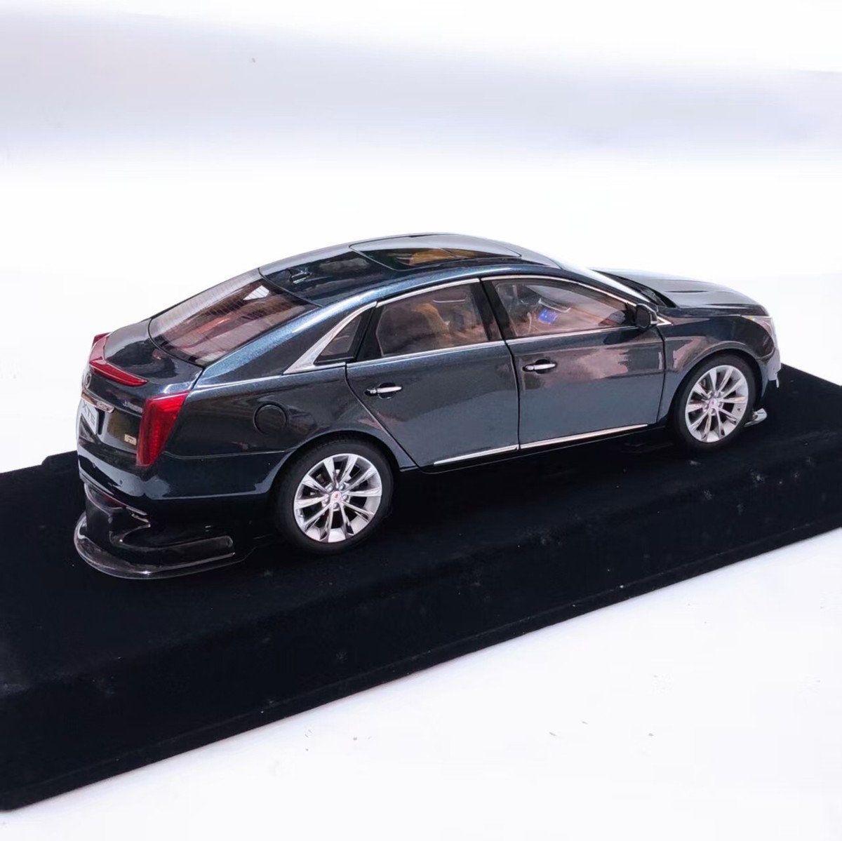 1/18 Cadillac XTS / China SAIC GM 2017 Dealer model Discontinued