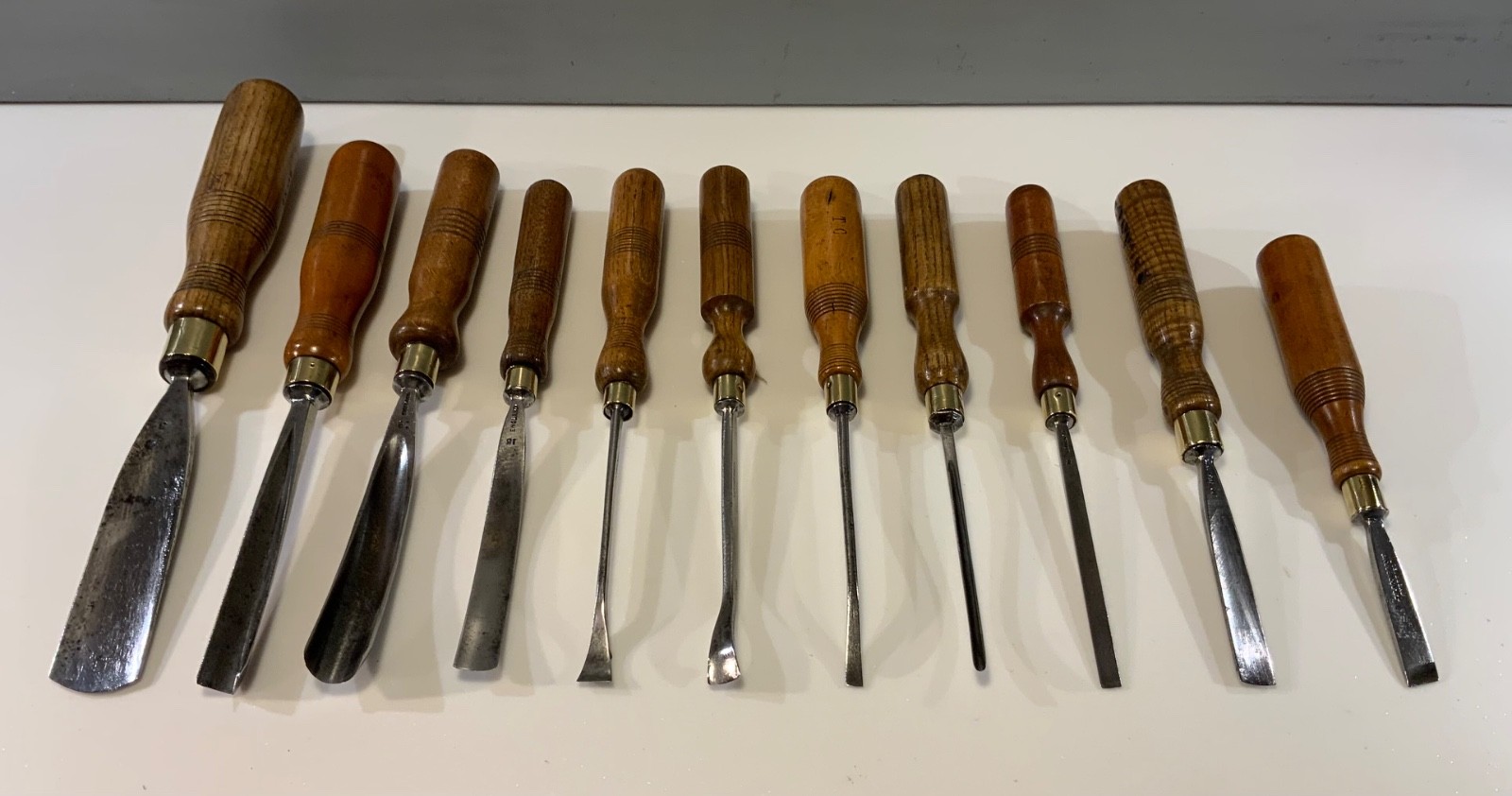 11 VINTAGE ADDIS WOOD CARVING TOOLS / GOUGES