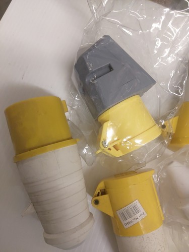 Qtà 11 Spina e Presa Assortite 16A e 32a 110V. Come da foto - Foto 4 di 8