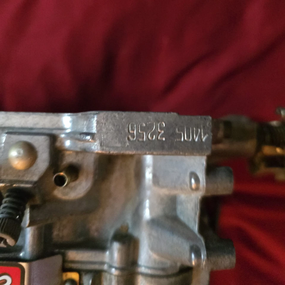 Carburador Edelbrock 1405 Performer 600 CFM con obturador manual acabado satinado Foto 4 de 4