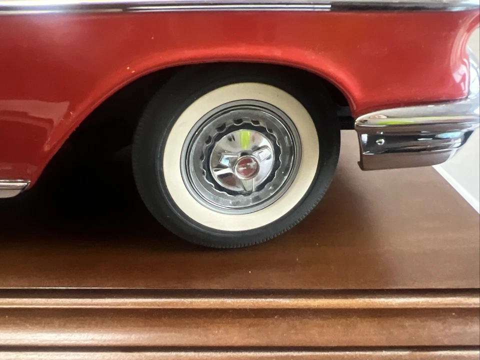 Danbury 1957 Chevrolet Bel Air conversível escala 1/12 com suporte de caixa certificado de autenticidade vermelho perfeito - Imagem 4 de 4