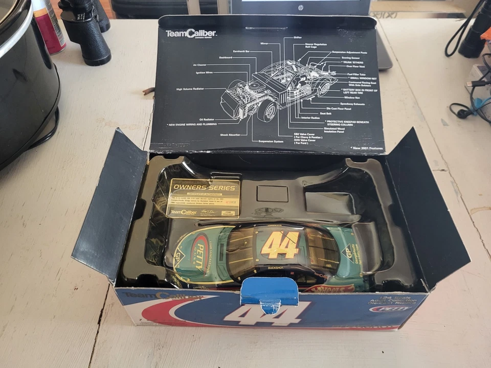 2001 Buckshot Jones 1:24 Petty Four Generations Dodge Ram / TeamCaliber Owners - Image 3 of 4