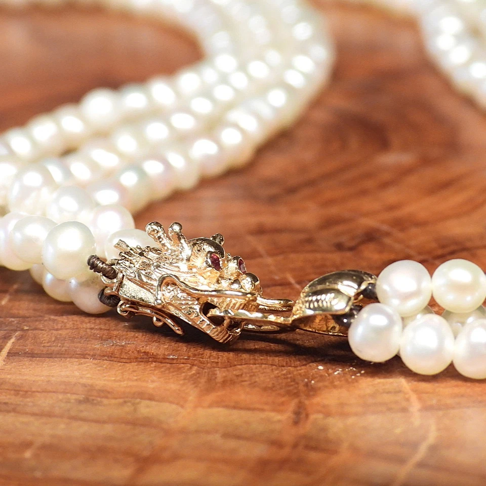 Collar de perlas de triple filamento de oro de 14 quilates de 4,5 mm de colección broche de cabeza de dragón ojos de rubí Foto 2 de 4