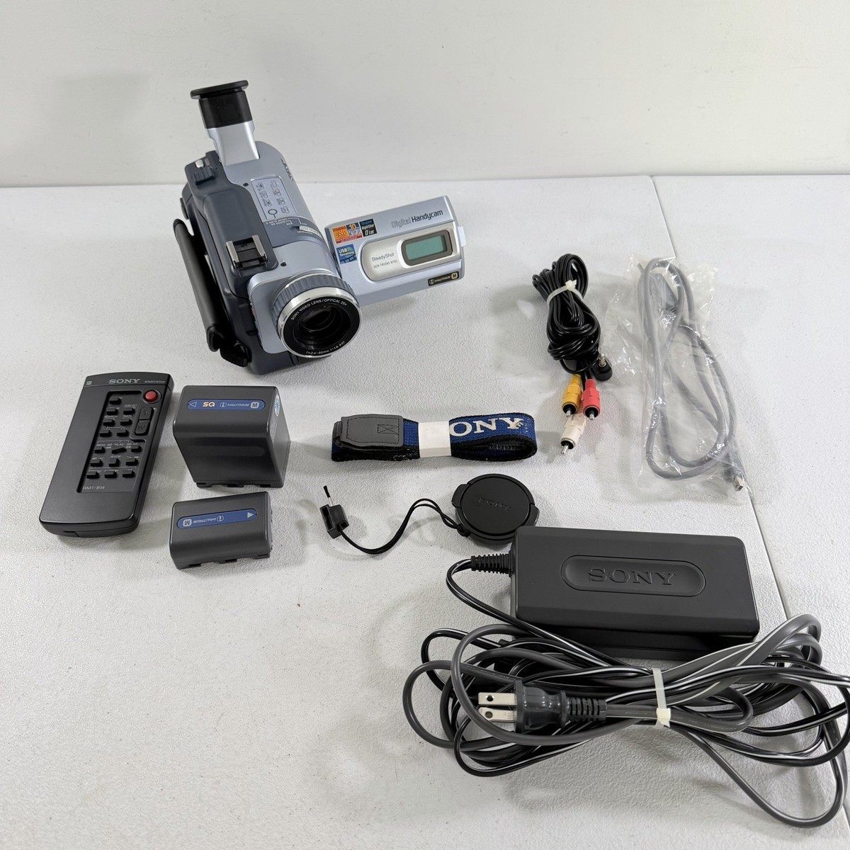 Sony Handycam DCR-TRV240 NTSC Digital 8 Hi8 Camcorder Nightshot