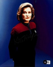 Kate Mulgrew Signed Star Trek Voyager 8x10 Photo Beckett Authenticated